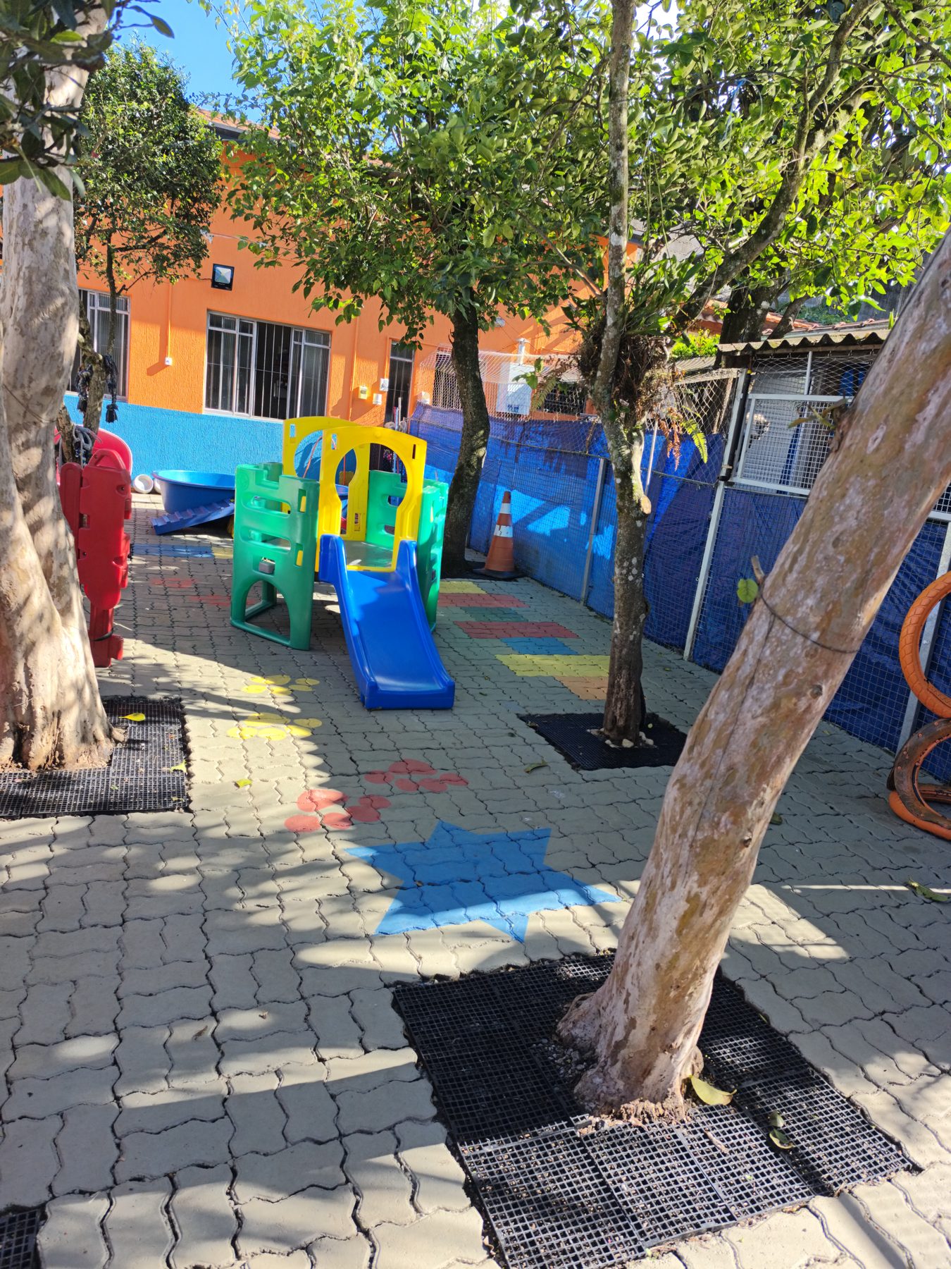 Playground colorido no quintal com escorregador